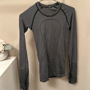lululemon size 2 black and white long sleeve swiftly tech